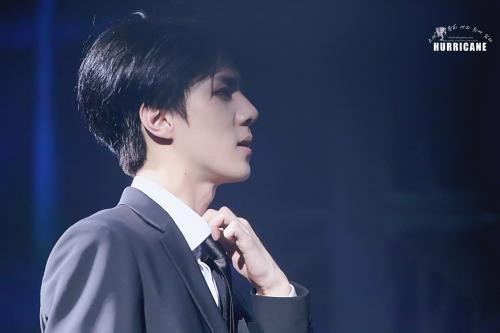 明星果然自带“光环”，就连肩宽都能上个头条，真的是太火了？
