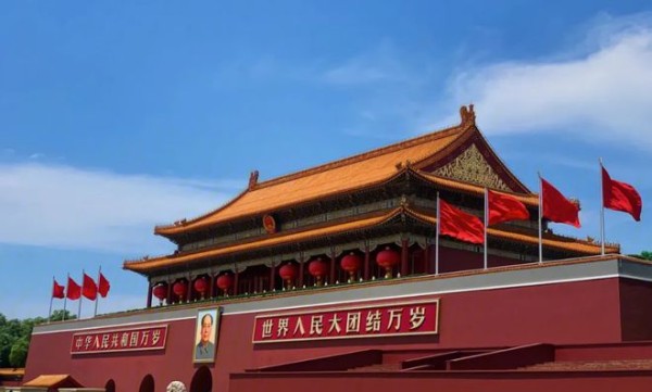 政治正确，不能停留在权力仅对权力的来源负责，从而引发寒蝉效应