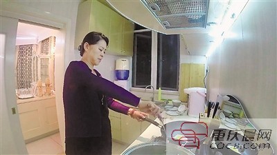 倪萍为深夜归来的医生煎鸡蛋。