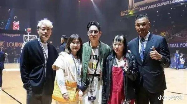 46岁吴建豪现身澳门, 与妈妈共看球赛, 脸部松垮发型油腻