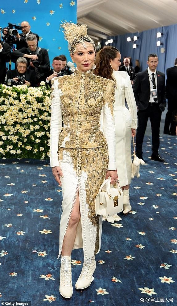 MetGala 邓文迪母女闪耀红毯