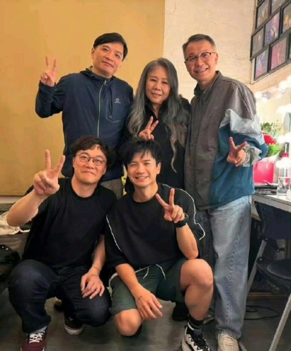 陈奕迅成功追星陈小霞：从粉丝到黄金搭档的传奇故事