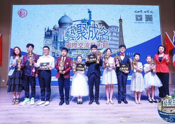 （左一刘震老师、右一严家雯老师）