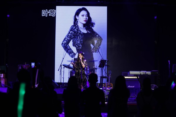 原创歌手叶莺 流行音乐讲师 这是一个热爱唱歌女孩的故事