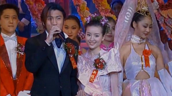 神仙组合！谢霆锋牵手董洁演唱《今生共相伴》，深情眼神太迷人了