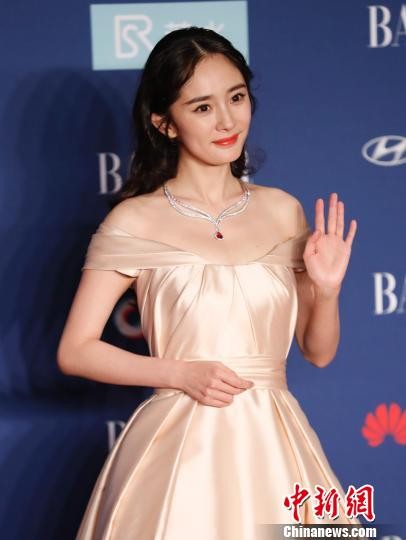 杨幂在红毯上 杜洋 摄