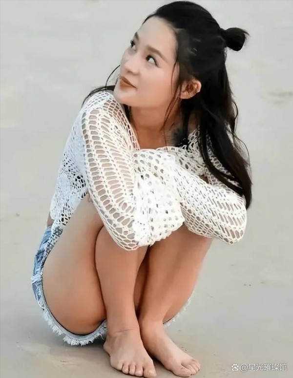 李沁沙滩照曝光：明星真我风采与公众形象的碰撞与融合