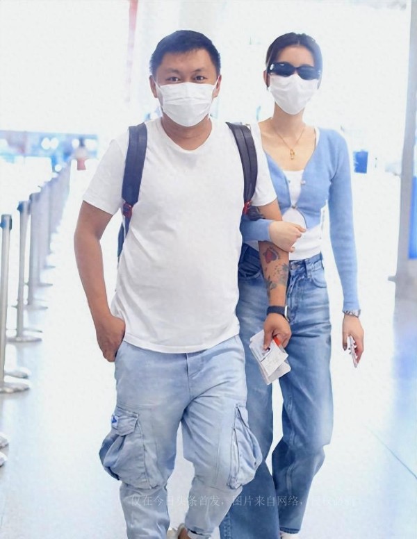 孙怡在公共场所搂抱男经纪人穿吊带身材丰腴，主动挽手紧贴对方