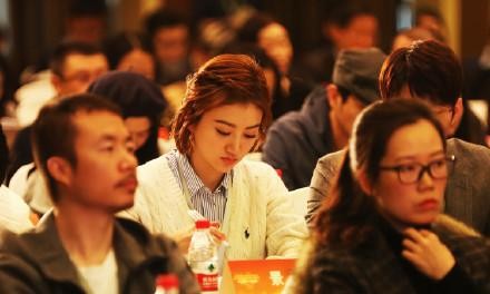 年轻明星参加活动，张翰穿西装出席很帅，鹿晗拿着保温杯！