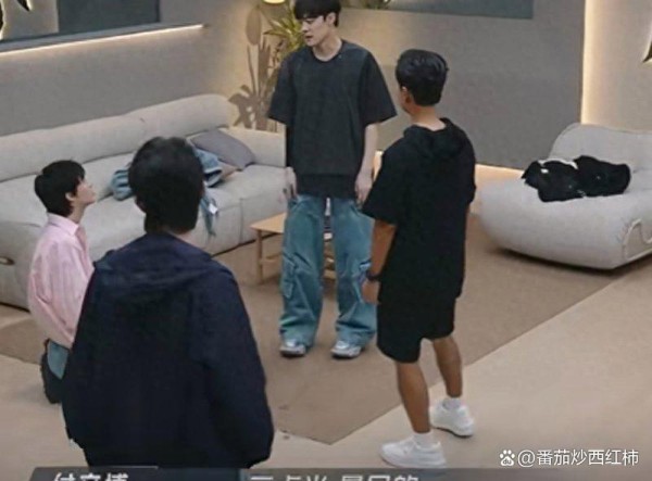 付辛博谈夏日拍古装，凌晨三点起床成常态，黄潇关切：很辛苦吧？