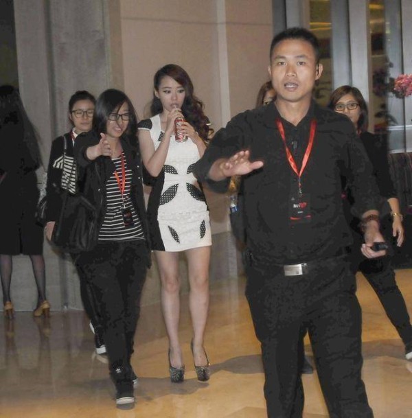 揭秘幕后巨擘：冯轲的掌控力，远不止于张靓颖的星光