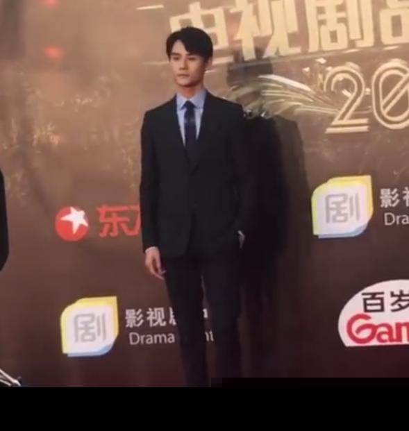 东方卫视品质盛典红毯：杨幂仙气十足，关晓彤造型被批简直是灾难