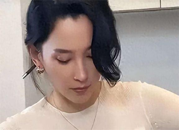 汪峰想要的贤妻：社交平台森林北身穿白衣服！亲自下厨做饭