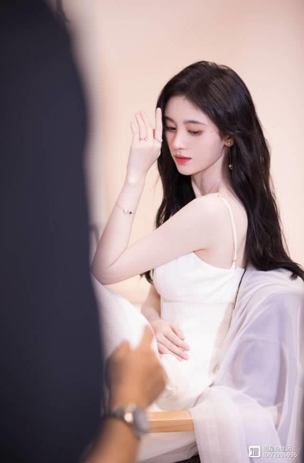 鞠婧祎的颜值越来越高，三年前和关晓彤同框时并不是这样