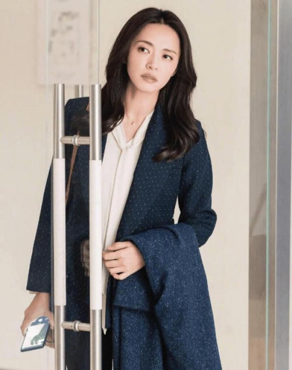姚晨与关晓彤9年前合照曝光，关晓彤皮肤黝黑，姚大嘴微微婴儿肥