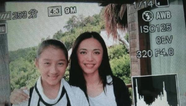 姚晨与关晓彤9年前合照曝光，关晓彤皮肤黝黑，姚大嘴微微婴儿肥