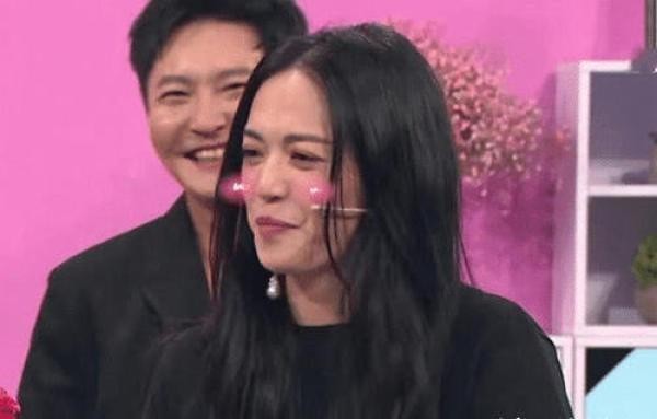 姚晨与关晓彤9年前合照曝光，关晓彤皮肤黝黑，姚大嘴微微婴儿肥