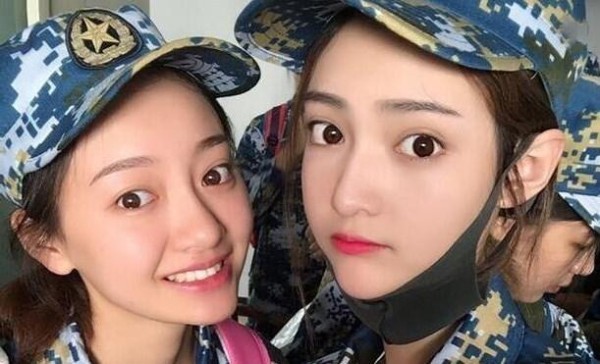 盘点五位明星与同学的合照，吴磊帅炸了，最后一位帅的让人窒息
