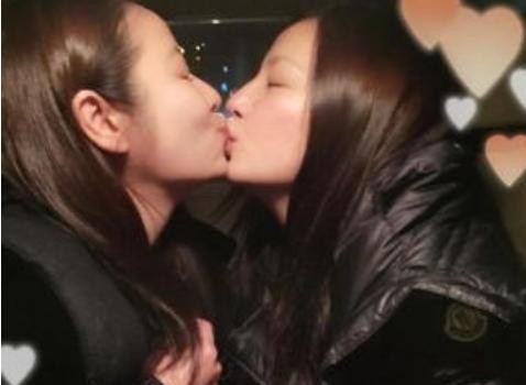 林心如赵薇一起做公益扶贫，林心如依旧少女，而赵薇躲在角落抽烟