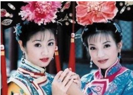 林心如赵薇一起做公益扶贫，林心如依旧少女，而赵薇躲在角落抽烟