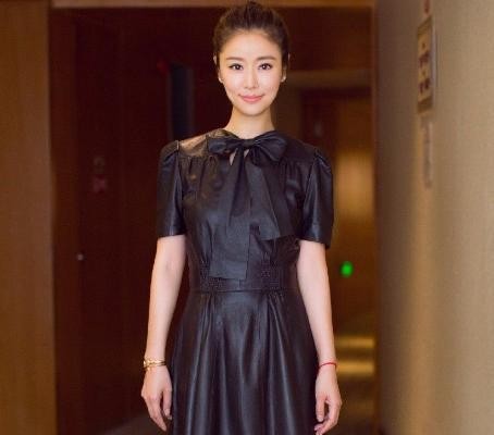 林心如赵薇一起做公益扶贫，林心如依旧少女，而赵薇躲在角落抽烟