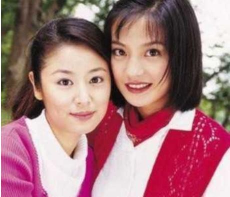 林心如赵薇一起做公益扶贫，林心如依旧少女，而赵薇躲在角落抽烟