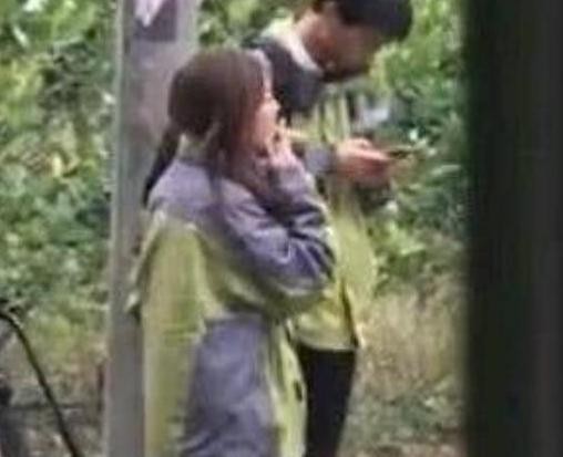 林心如赵薇一起做公益扶贫，林心如依旧少女，而赵薇躲在角落抽烟