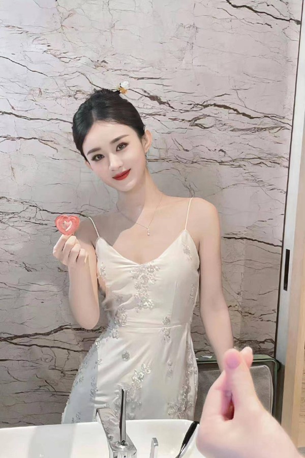 名人的商业照片真是赏心悦目，赵丽颖优雅甜美，赵露思活力可爱