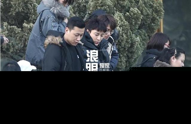 贾乃亮参加春晚彩排，手上的结婚戒指不见了，难道真有事