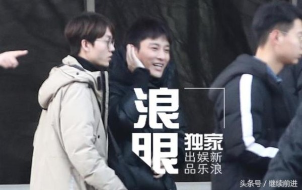 贾乃亮参加春晚彩排，手上的结婚戒指不见了，难道真有事