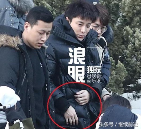 贾乃亮参加春晚彩排，手上的结婚戒指不见了，难道真有事