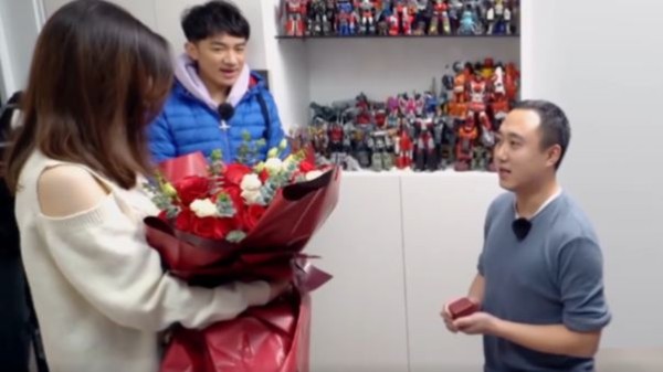 亲爱的来吃饭：贾乃亮托王祖蓝买花，助力前兵哥哥浪漫求婚