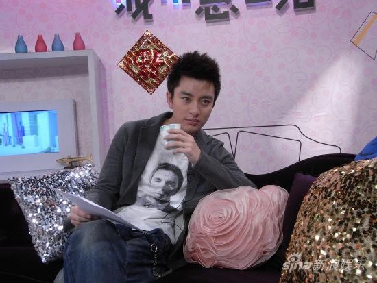 组图:贾乃亮节目秀魔术引尖叫帅气指数攀升