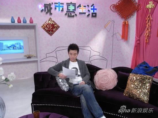 组图:贾乃亮节目秀魔术引尖叫帅气指数攀升