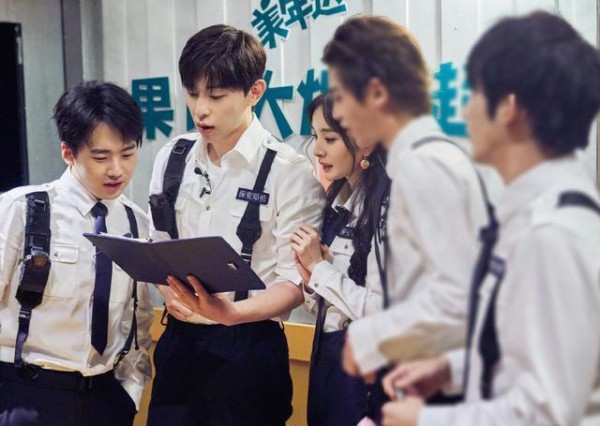 杨幂《密逃2》还在播，又将入驻另一新综艺，嘉宾还有赵薇跟杨紫