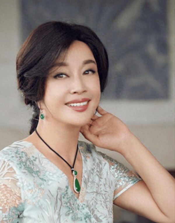 刘晓庆自家别墅外踏青，感受春天气息，本人心态好，大耳朵太抢镜