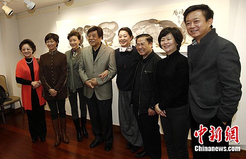 资料图：2012年，倪萍在北京荣宝斋大厦举办个人画展发布会，赵忠祥、杨澜、敬一丹、朱军等央视“名嘴”纷纷到场祝贺。<a target='_blank' href='http://www.chinanews.com/'>中新社</a>记者 杜洋 摄