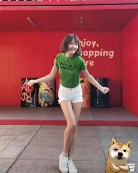 抖音代古拉K登上《快本》，离开美颜滤镜后，却被身旁大长腿碾压