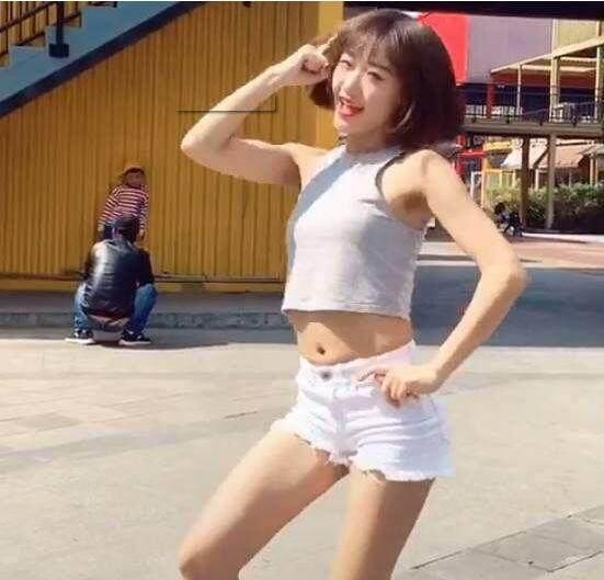 抖音网红代古拉K是什么来头? 看完觉得她应该这么红