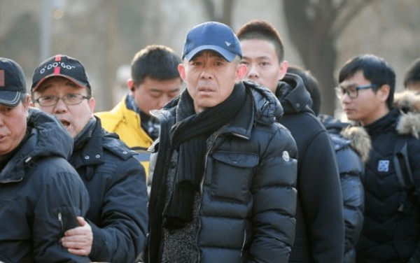 侯勇有多“渣”？分手两任妻子之后，50多岁又娶90后娇妻