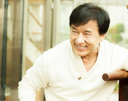 与成龙决裂过，他如今戏份被删掉，找朋友看尴尬无比