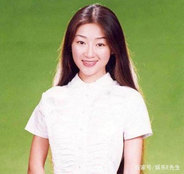 曾多次上春晚和冯巩演小品，还是郭涛亲妹妹，如今却泯然众人