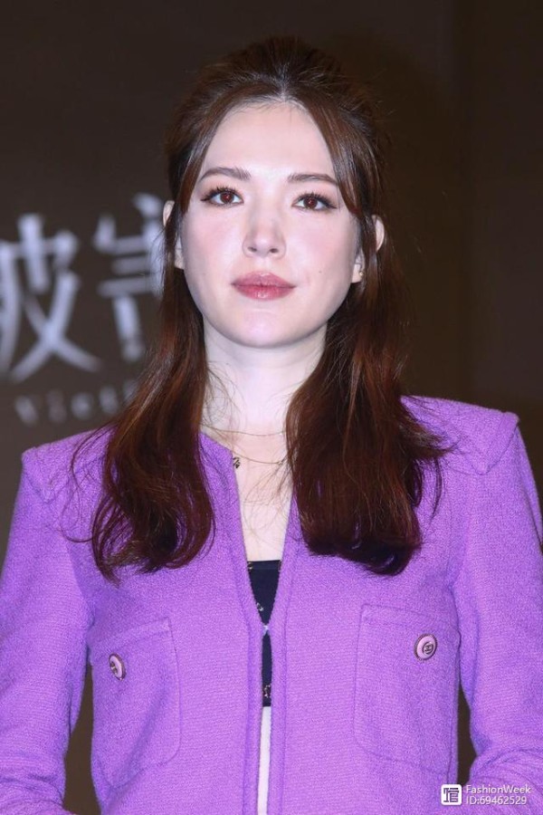 阮经天前女友暴瘦脱相！蚂蚁腰太注目，穿星空碎钻裙明艳动人
