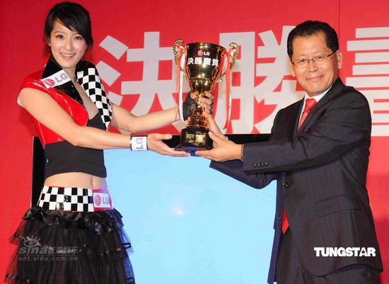 组图:赖雅妍火辣赛车女郎造型代言大方秀美腿