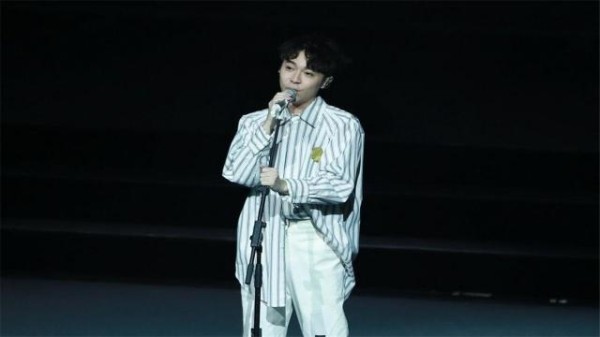 他是1位唱跳俱佳的歌手，曾是乐队主唱，单飞后在《歌手》得冠