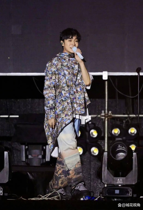 吴青峰演唱会遭遇私生饭骚扰，情绪激动怒怼