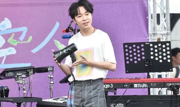 吴青峰演唱会前做微创手术 拿掉体内的两颗息肉