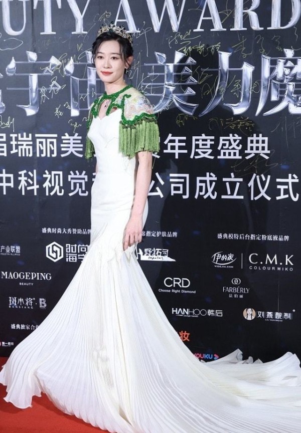 击剑冠军孙一文美得挺绝，近180身高太吸睛，穿礼裙让人移不开眼