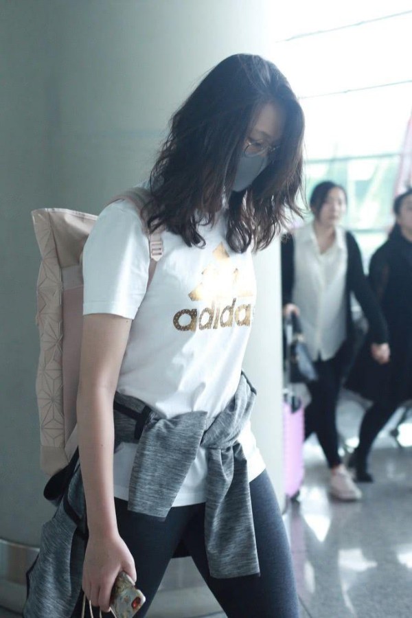 最美女排运动明星惠若琪现身机场 紧身裤秀出逆天大长腿