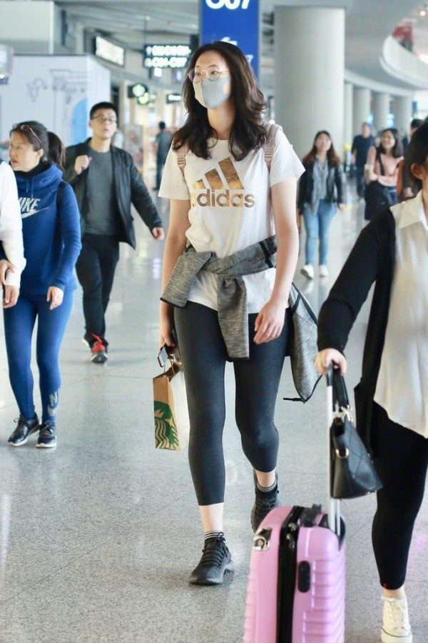 最美女排运动明星惠若琪现身机场 紧身裤秀出逆天大长腿